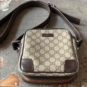 Gucci crossbody purse. 8in tall. 7in wide.